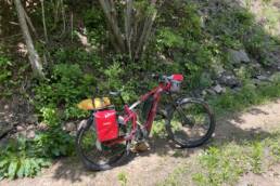 오틀립 패니어와 핸들바백을 단 전기 MTB